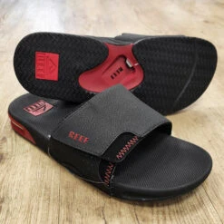 Reef Fanning Slide Black/Red